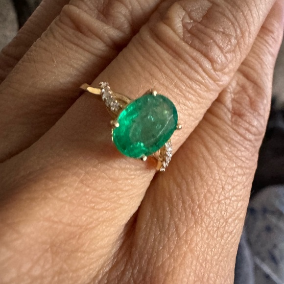 Stunning Natural 1.62 CT Emerald and 0.06ct Diamonds on 18K Ring Size 6.75 - Picture 3 of 12